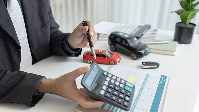image d'une personne calculant un financement de véhicule