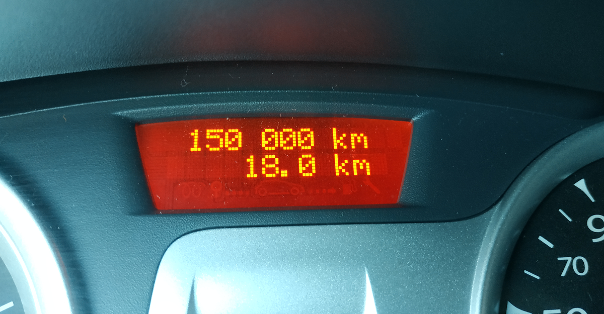 Odomètre d'une voiture d'occasion affichant plus de 150 000 kilomètres