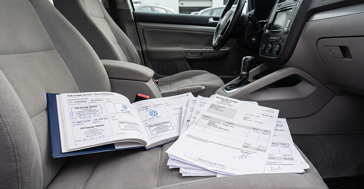 Carnet d'entretien et factures documentant l'historique d'un véhicule d'occasion