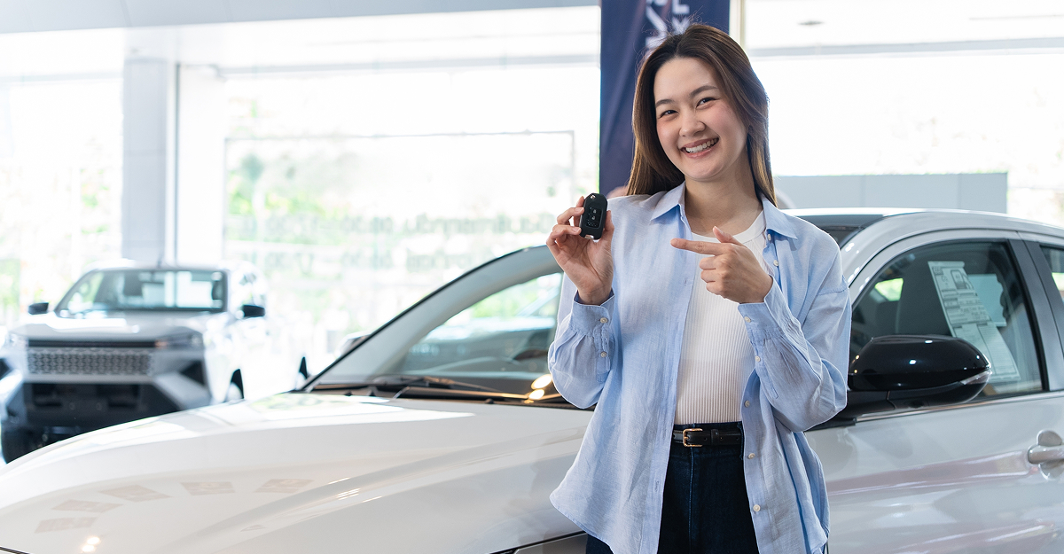 Handing over the keys of a used vehicle on delivery day